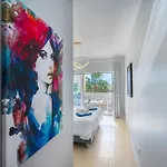 Bright And Modern 2 Bed Apartment