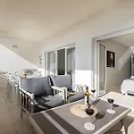 Bright And Modern 2 Bed *