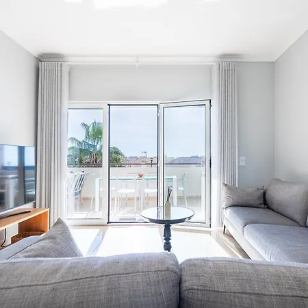 Bright And Modern 2 Bed Apartment *