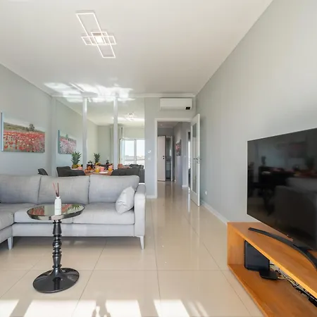 Bright And Modern 2 Bed *
