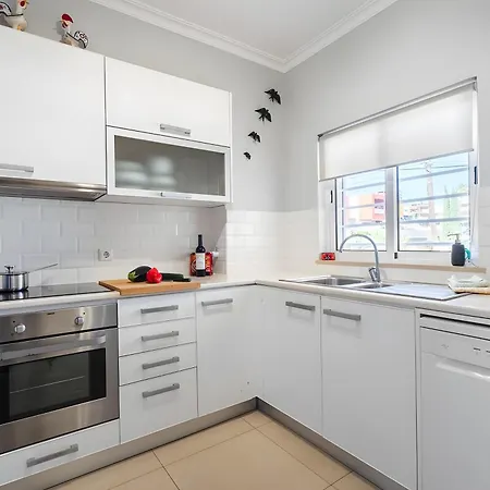 Bright And Modern 2 Bed Appartement