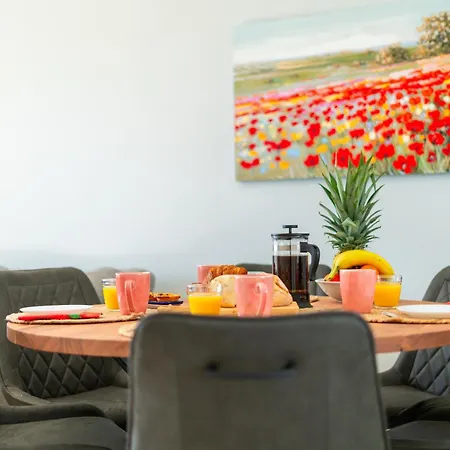 Bright And Modern 2 Bed *