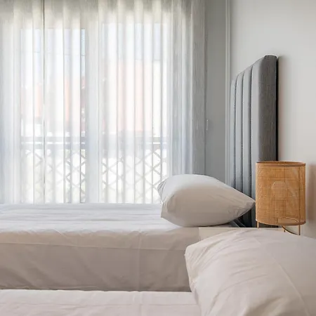 Bright And Modern 2 Bed Apartment