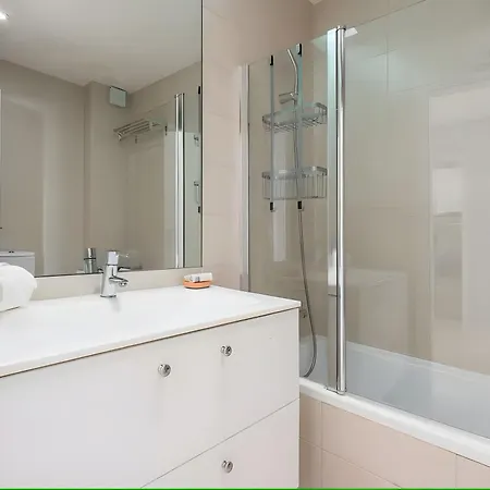 Bright And Modern 2 Bed