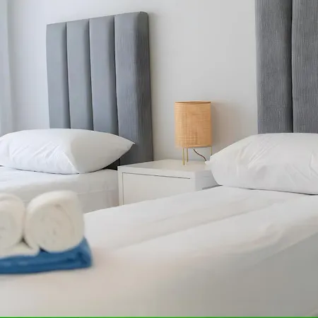 Bright And Modern 2 Bed Appartement